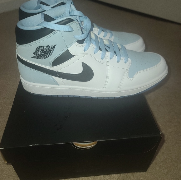 Air Jordan 1 Mid - Picture 2 of 12